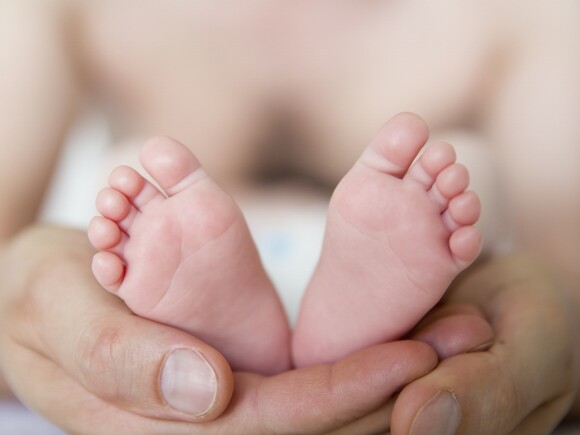 Comment masser bébé ? Les pieds