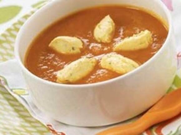 Soupe aux carottes et aux petits œufs de fromage blanc