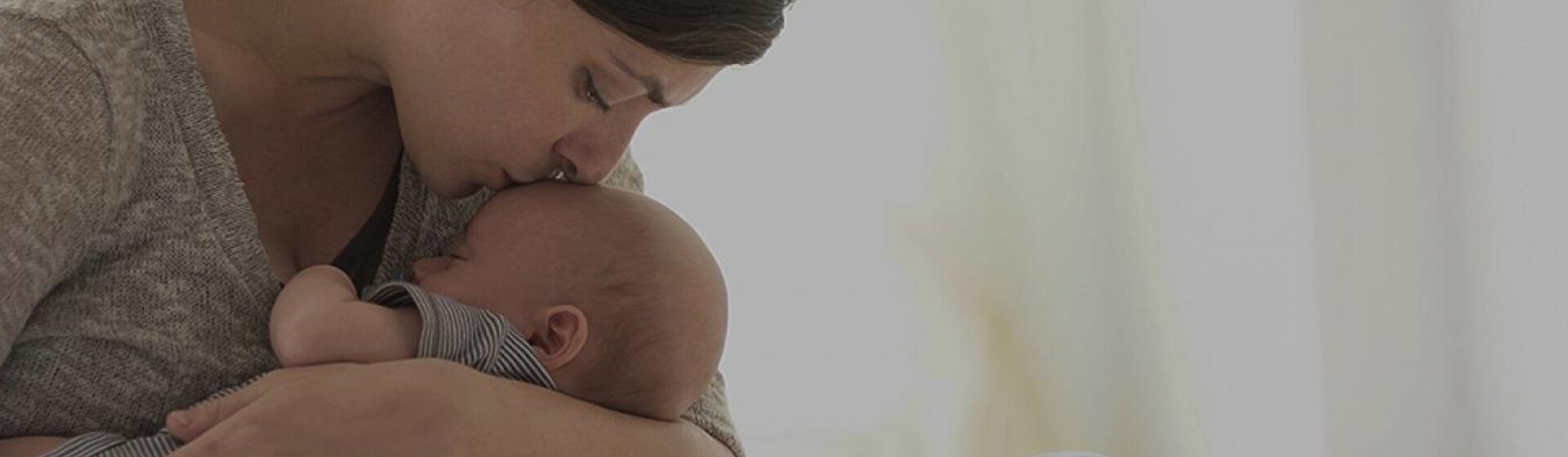 soin-de-bebe Mom kissing her baby