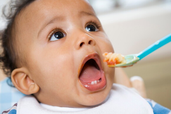 Parent donne à manger à son bébé.