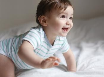 Les premières dents de votre bébé font leur apparition : que faire ? Les premières dents de votre bébé font leur apparition : que faire ?