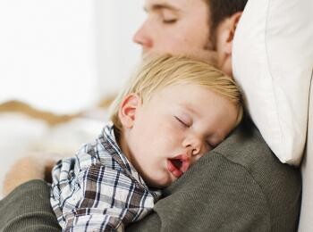 bebe-dort-zoom Baby sleeping in dad's hands
