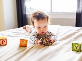 Les grandes étapes de l'éveil de votre bébé Les grandes étapes de l'éveil de votre bébé