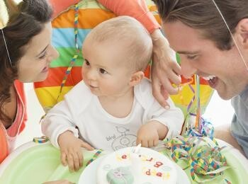 Bébé a 1 an déjà : Joyeux anniversaire ! Bébé a 1 an déjà : Joyeux anniversaire !