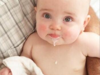 Régurgitations de bébé, vomit en jet : quand s'inquiéter ? Régurgitations de bébé, vomit en jet : quand s'inquiéter ?
