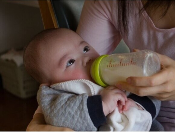 Lait infantile pour bébé après l’allaitement