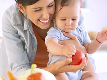 Les parents mangent des légumes