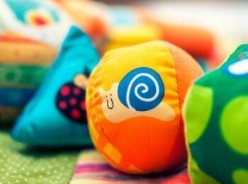 Différentes formes d'éveil de bébé par le jeu Les enfants débordent d’énergie du matin au soir. Très vite, ils développent une passion pour le jeu et pour les nouvelles découvertes. Même si cela demande aux parents une attention de tous les instants pour limiter les bobos, jouer est le signe d’un bon développement psychomoteur du tout-petit. Durant la petite enfance, le jeu est important. Voici quelques idées pour varier les plaisirs ! Différentes formes d'éveil de bébé par le jeu Les enfants débordent d’énergie du matin au soir. Très vite, ils développent une passion pour le jeu et pour les nouvelles découvertes. Même si cela demande aux parents une attention de tous les instants pour limiter les bobos, jouer est le signe d’un bon développement psychomoteur du tout-petit. Durant la petite enfance, le jeu est important. Voici quelques idées pour varier les plaisirs !