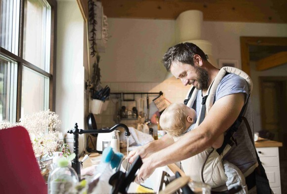 Bébé est gourmand et mange trop, que faire ?