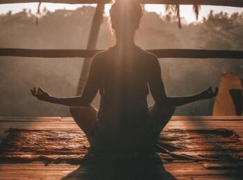 Quel sport après accouchement ? 10 atouts du yoga post-natal pour prendre soin de soi Quel sport après accouchement ? 10 atouts du yoga post-natal pour prendre soin de soi